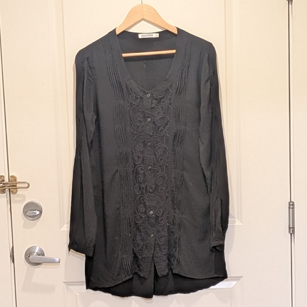 EUC Monoreno L Lightweigt Rayon Blouse with Lace and Pleating